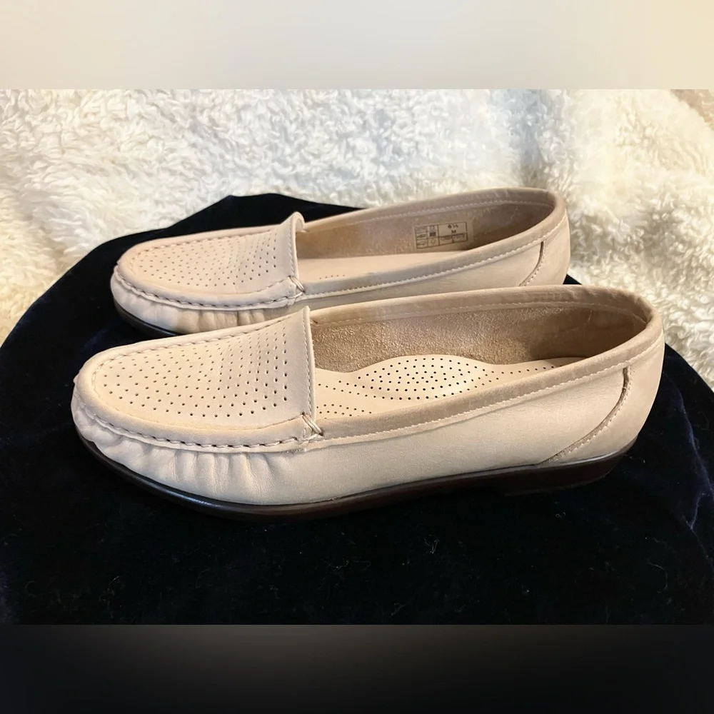 SAS Slip On Tan Cream Leather Tripad Comfort Loafer Sz 6.5 - Picture 1 of 8